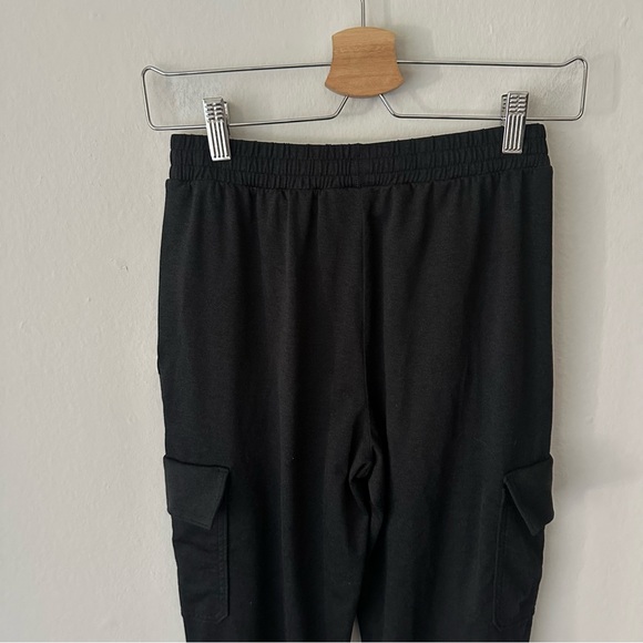 Vuori Boyfriend Cargo Jogger Sweatpant in Black Heather - Picture 11 of 11